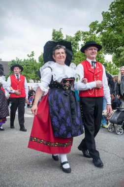  geleneksel alsatian dansçılar 