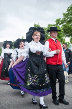  geleneksel alsatian dansçılar 