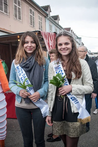 Señorita Lily del valle en el lirio de la fiesta del valle en Brisach el pueblo alsaciano —  Fotos de Stock