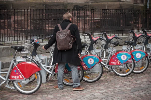 Man choose a bike vacation in the street — Stock Photo, Image