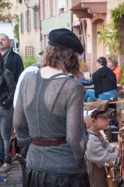 kadın ve çocuk Ortaçağ kostüm ile geri