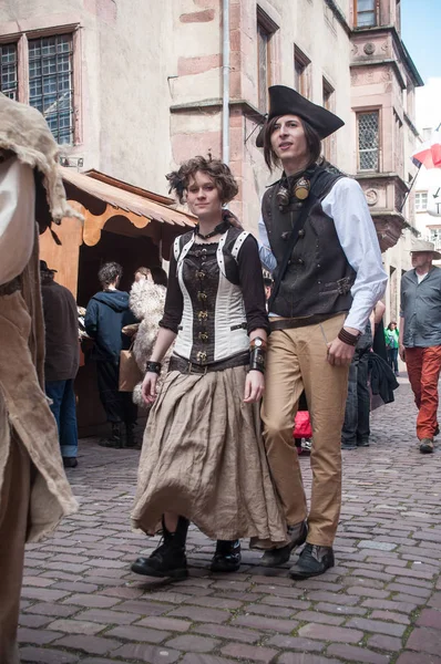 Echtpaar met stoom punk kostuum — Stockfoto