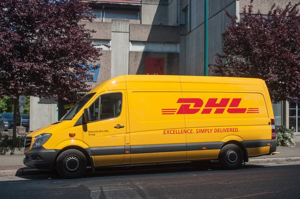 DHL szállítási teherautó parkolt az utcán — Stock Fotó