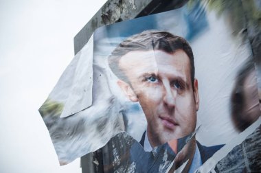 Poster Torn Emmanuel Macron kızgın bir vatandaş tarafından