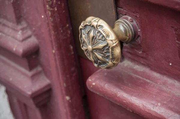 Ahşap kapı üzerindeki bronz kolu — Stok fotoğraf