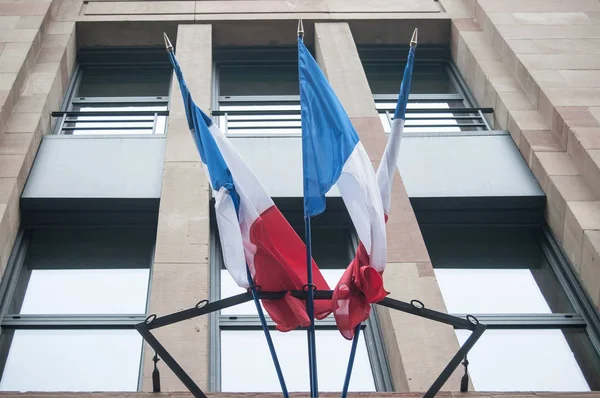 Французька прапори на фасаді будівлі — стокове фото