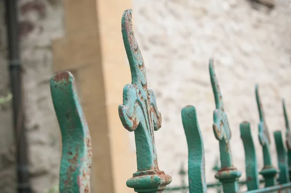 Kované železné brány před kostelem — Stock fotografie