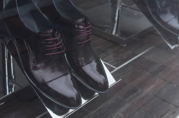 Paio di scarpe classiche da uomo in una moda uomo showro — Foto Stock