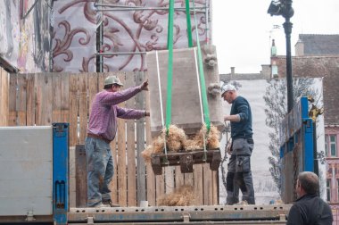 Etienne Protestan tapınak yenileme inşaat alanındaki boşaltma taş oyma işçi