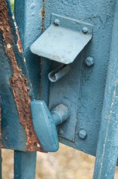 Старые железные ржавые ворота частного дома — стоковое фото