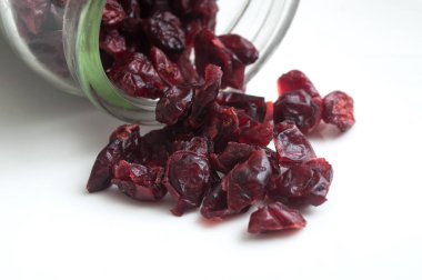  Beyaz arka planda kurumuş kızılcık. 