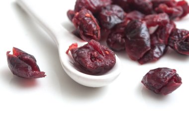  bir kaşık beyaz zemin üzerine kurutulmuş cranberries 