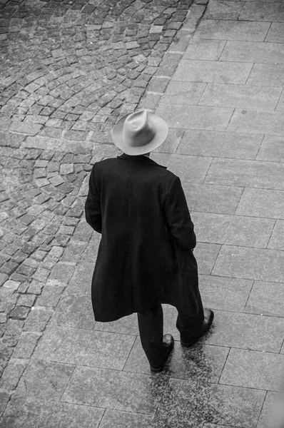 Homem elegante com chapéu andando na rua — Fotografia de Stock