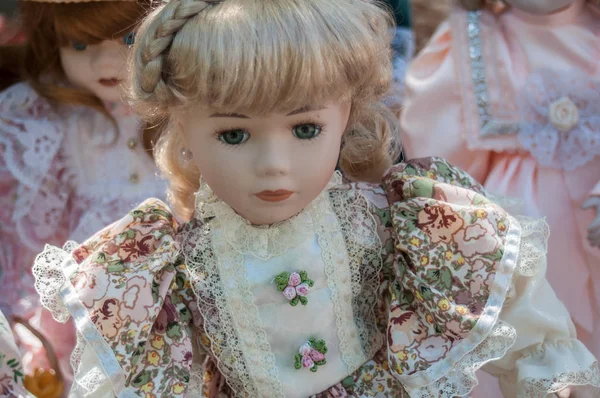 Винтажная кукла на блошином рынке — стоковое фото