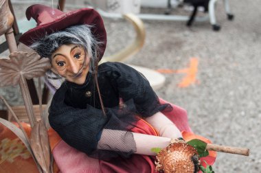  bit pazarı, cadı bebek