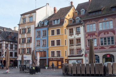 Geleneksel evler ve dükkanlar Mulhouse, Alsace, Fransa için ana meydanında.