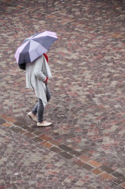  kadın şemsiyesi ile kente kömür topakları