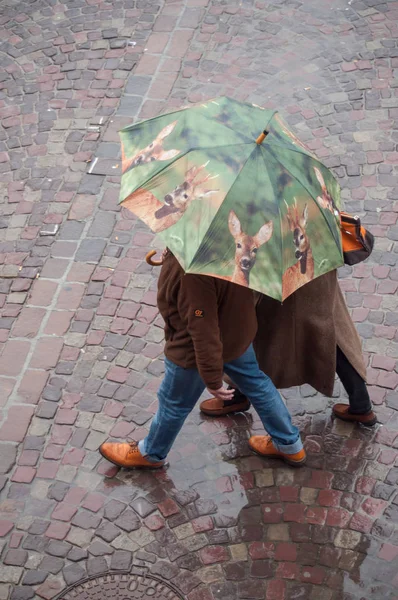 Portrét páru s deštníkem na dláždění místo ve městě — Stock fotografie