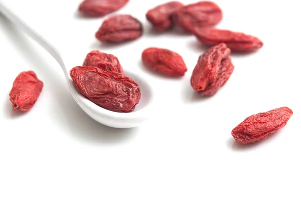 Bayas de goji en una cuchara sobre fondo blanco —  Fotos de Stock