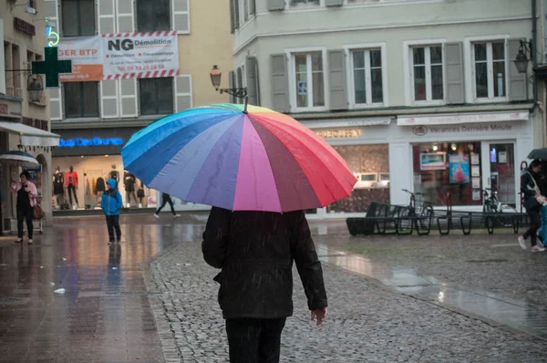 Portrét muže s deštníkem na dláždění hlavní místo ve městě — Stock fotografie