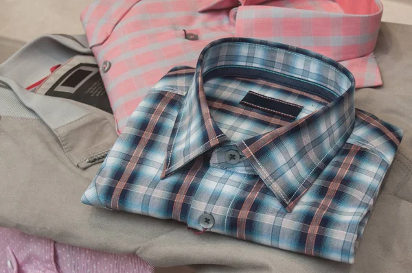Camisa fijada en un showroom de la tienda de moda de los hombres — Foto de Stock