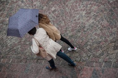 Mulhouse - Fransa - 13 Mayıs 2017 - kadın portresi Kömür topakları ana yer şemsiyesi ile