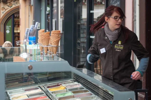De Elzasser Jacques Bockel Ice cream handelaar in de straat — Stockfoto