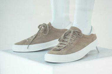  kadın kahverengi ayakkabı kırpma yoluyla bir manken üzerinde