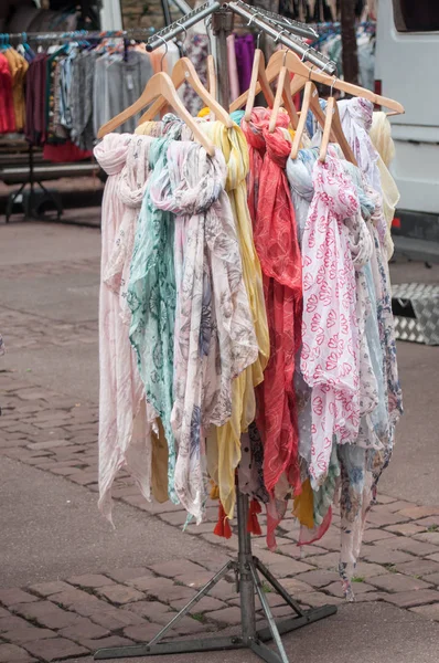 Bufandas en perchas en el mercado — Foto de Stock
