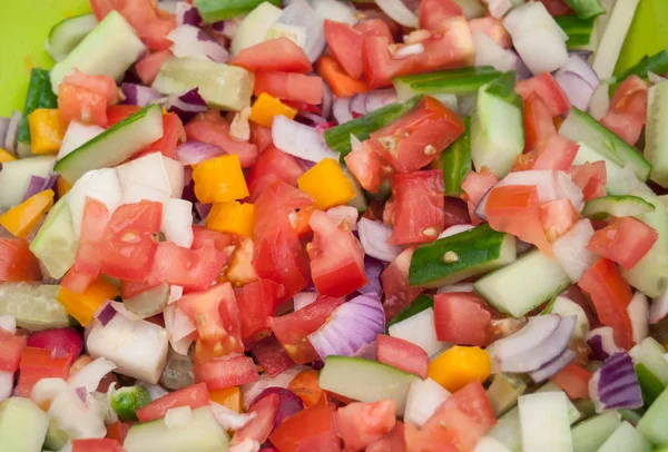Salade colorée aux tomates et aux cubes de concombre — Photo