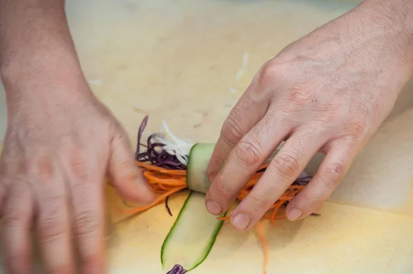 Příprava ruce válcované zeleninové sushi — Stock fotografie