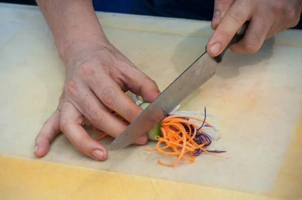 Příprava ruce válcované zeleninové sushi — Stock fotografie