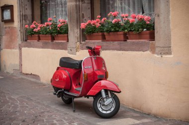 geleneksel house Colmar civarındaki kırmızı vespa scooter