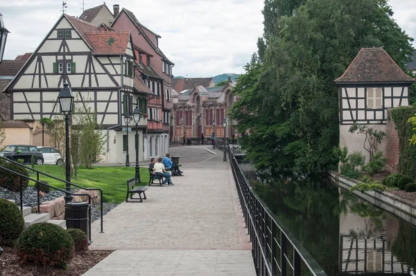 Panorama mit Menschen auf Bänken im kleinen venezianischen Viertel — Stockfoto