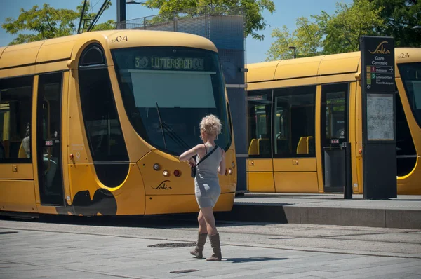 Femme marchant à la station de tramway à Mulhouse — Photo