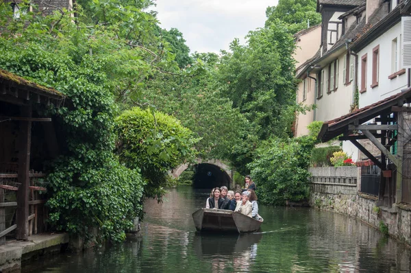 Turismo de viagem de barco na água no pequeno bairro de Venise — Fotografia de Stock