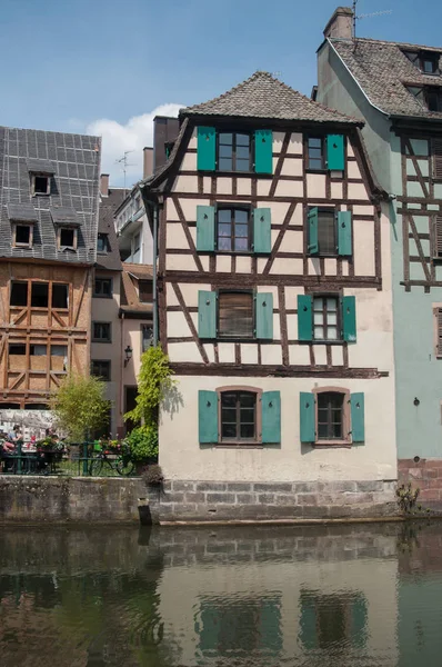 Traditionele architectuur en Rijn bij weinig Frankrijk trimester in Straatsburg — Stockfoto