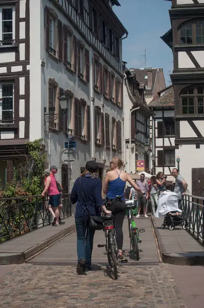 Touristen auf Brücke im kleinen Frankreichviertel in Straßburg — Stockfoto