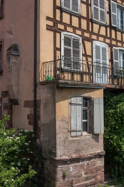 Architettura tradizionale e fiume Reno nel piccolo quartiere francese di Strasburgo — Foto Stock