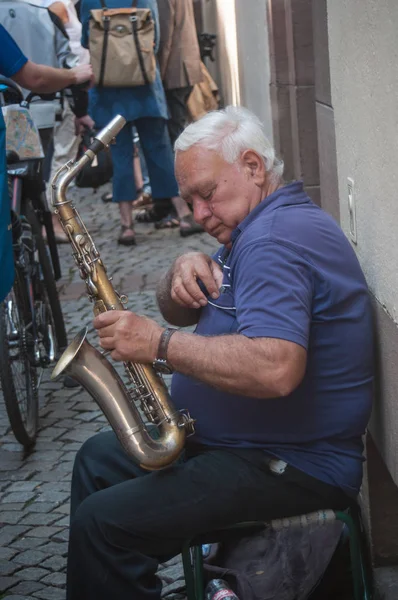 Saksofonista na ulicy w Strasburgu — Zdjęcie stockowe