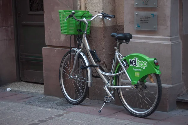 Vélo de vacances stationné dans la rue dans le quartier de la Petite France à Strasbourg — Photo