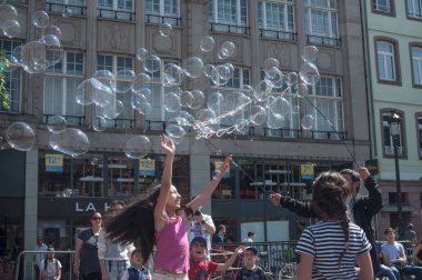 çocuklar sabun köpüğü ile oyun