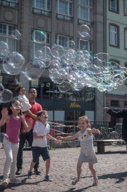 çocuklar sabun köpüğü ile oyun