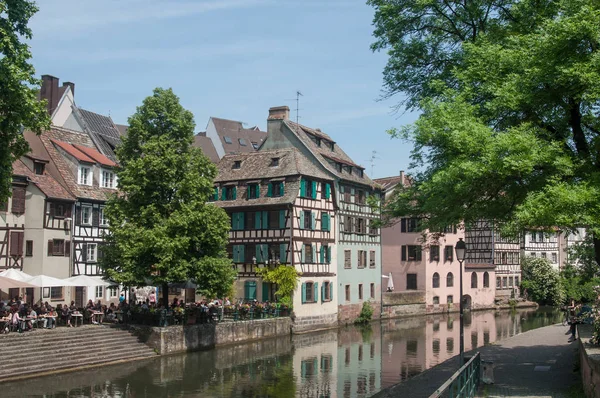 Traditionelle Architektur und Rhein im kleinen Frankreichviertel in Straßburg — Stockfoto