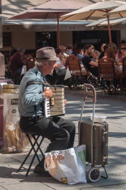 Akordeon çalan restoran yer sokakta küçük Fransa dörtte Strazburg oteli