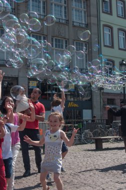 çocuklar sabun köpüğü ile oyun