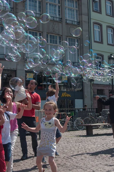 çocuklar sabun köpüğü ile oyun