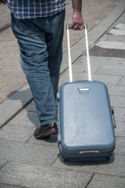  çanta t önünde sokakta yürüyen adam