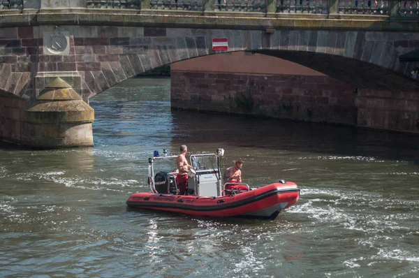Záchranáři hlídkují na nafukovací lodi na řece Rýn — Stock fotografie