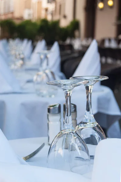 Brýle a ubrousky v restauraci terrace — Stock fotografie
